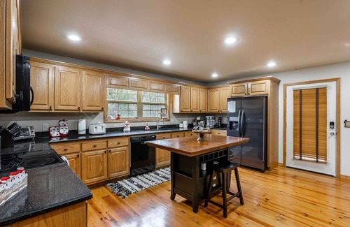 Blairsville Cabina | Comfort and Luxury at its best, Hot Tub 1 Dog friendly. New Property