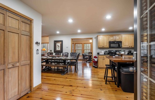 Blairsville Cabina | Comfort and Luxury at its best, Hot Tub 1 Dog friendly. New Property