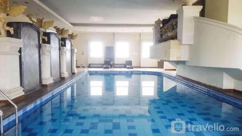 Kampung Bali Apartamento | Comfort and Strategic 1BR at The Boulevard Apartment By Travelio
