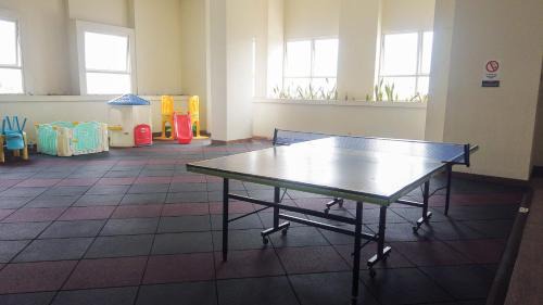 Kampung Bali Apartamento | Comfort and Strategic 1BR at The Boulevard Apartment By Travelio