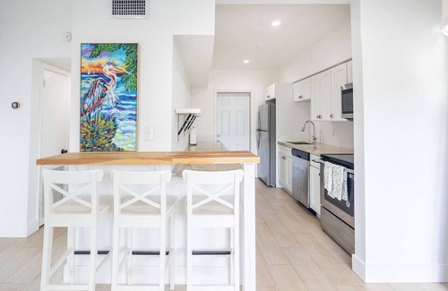 Bay Harbor Islands Apartamento | Comfort and Style 2 Bed 1 bath 2 min to the Beach!