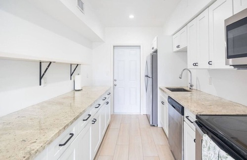 Bay Harbor Islands Apartamento | Comfort and Style 2 Bed 1 bath 2 min to the Beach!
