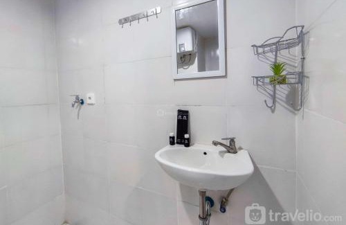 Jatingaleh Apartamento | Comfort and Well Design Studio at Paltrow City Apartment By Travelio