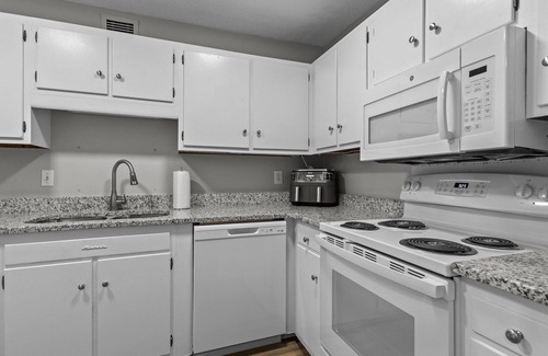Terry Sanford Apartamento | Comfort at the Clarendon Quaint, clean, safe, & convenient location!