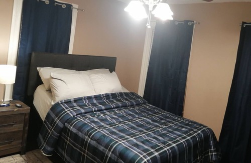 Quincy Casa | Comfort away from home -4mins walk to Quincy Adam t/station & 0 sec to b/stop
