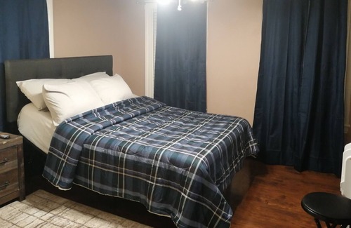 Quincy Casa | Comfort away from home -4mins walk to Quincy Adam t/station & 0 sec to b/stop