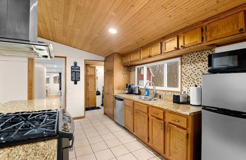 Creve Coeur Casa | Comfort Cabin - 2BD Family Getaway in Creve Coeur