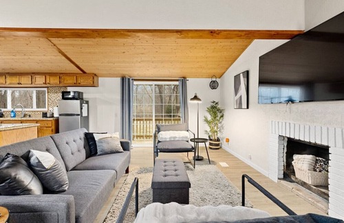 Creve Coeur Casa | Comfort Cabin - 2BD Family Getaway in Creve Coeur