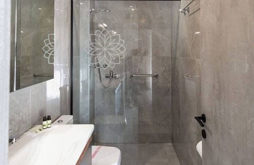 Larissa Casa | Comfort City Suites & Rooms