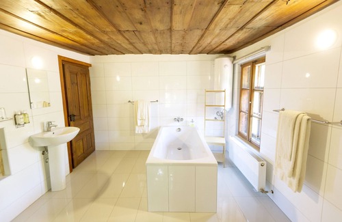Gabrovo Cama Y Desayuno | Confortable-Habitacion Doble-Baño con ducha-Vista a la Montana