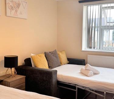 Stanwell Casa | Comfort Heathrow Stay 5 Mins to the Terminal