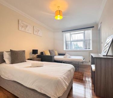 Stanwell Casa | Comfort Heathrow Stay 5 Mins to the Terminal