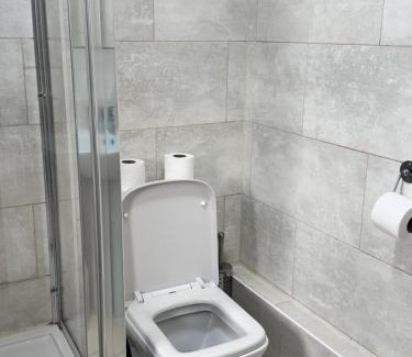 Stanwell Casa | Comfort Heathrow Stay 5 Mins to the Terminal