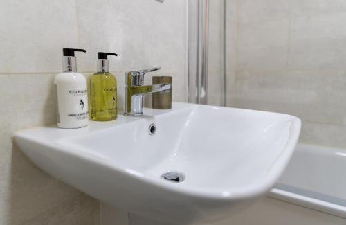 Stanwell Casa | Comfort Heathrow Stay 5 Mins to the Terminal