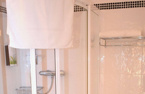 Bodyke Casa | Confortable-Casa-Baño Privado-Twin & Twin