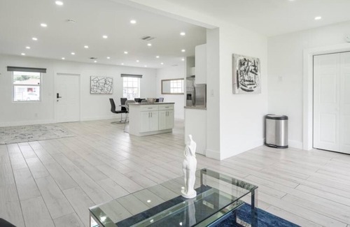 Westchester Casa | Comfort house with 4 bedrooms and 4 full bathrooms, spacious backyard with BBQ