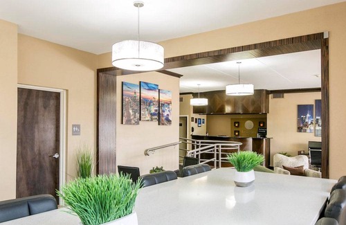 Edgewater Hotel | Comfort Inn Edgewater on Hudson River