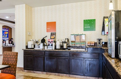 Lawrence Hotel | Comfort Inn & Suites Lawrence - University Area