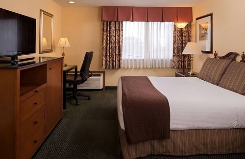 Tri-Cities Complejo | Comfort Meets Affordability, Free Parking, Outdoor Pool, Pets Allowed