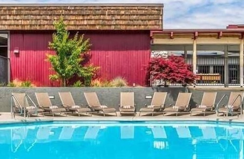 Tri-Cities Complejo | Comfort Meets Affordability, Free Parking, Outdoor Pool, Pets Allowed