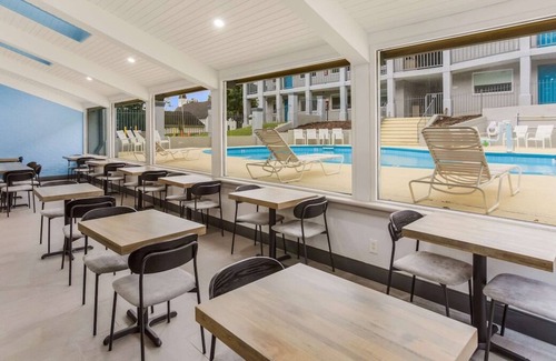 Merry Oaks Casa | Comfort Meets Affordability! 3 Budget-friendly Units, Free Parking, Onsite Pool