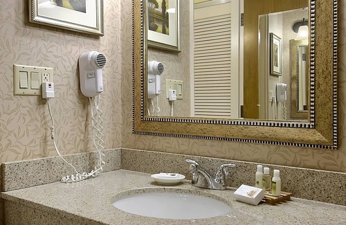 Wenatchee Hotel | Comfort Meets Affordability, Free Parking, Outdoor Pool, Pets Allowed