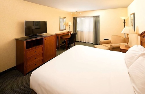 Wenatchee Hotel | Comfort Meets Affordability, Free Parking, Outdoor Pool, Pets Allowed