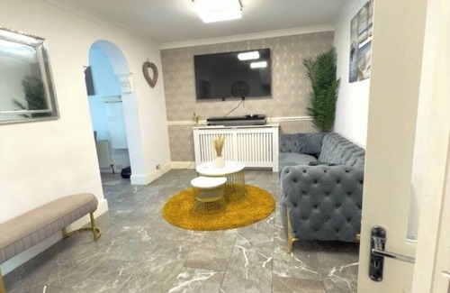 Heath Apartamento | Comfort Meets Convenience: Spacious 3-Bed Apartment Steps from Shops & Transport