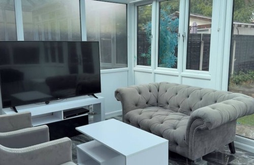 Heath Apartamento | Comfort Meets Convenience: Spacious 3-Bed Apartment Steps from Shops & Transport