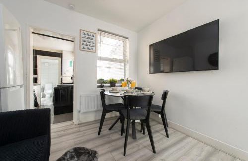 Bensham Manor Casa | Comfort Meets Style, 4-Bedroom Home with All Essentials, Croydon, Sleeps 8! Contractor Friendly!