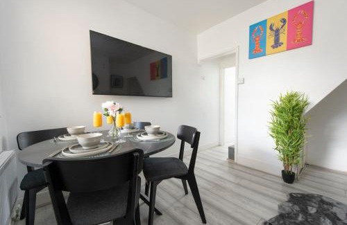 Bensham Manor Casa | Comfort Meets Style, 4-Bedroom Home with All Essentials, Croydon, Sleeps 8! Contractor Friendly!