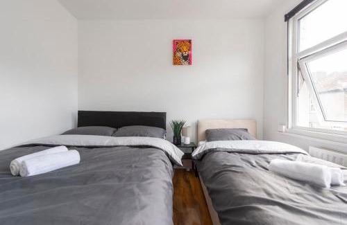 Bensham Manor Casa | Comfort Meets Style, 4-Bedroom Home with All Essentials, Croydon, Sleeps 8! Contractor Friendly!