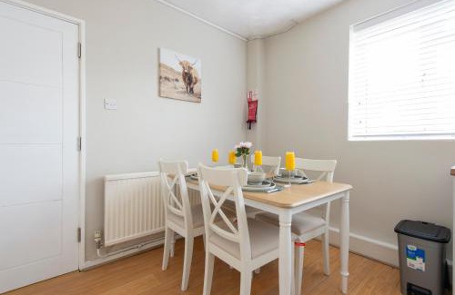 Abbey Wood Casa | Comfort Meets Style, 3-Bedroom Home, Greenwich, Sleeps 10! Contractor Friendly!