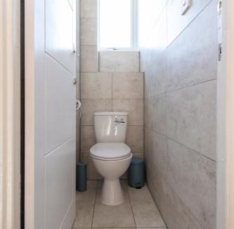 Abbey Wood Casa | Comfort Meets Style, 3-Bedroom Home, Greenwich, Sleeps 10! Contractor Friendly!
