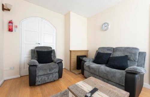Abbey Wood Casa | Comfort Meets Style, 3-Bedroom Home, Greenwich, Sleeps 10! Contractor Friendly!