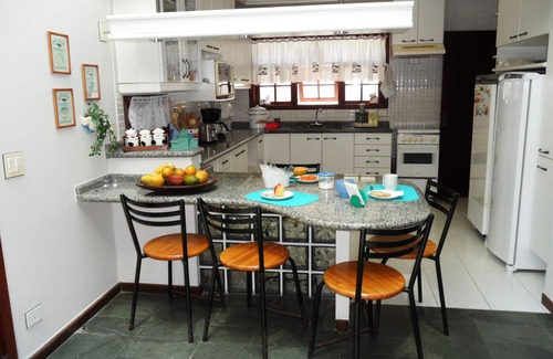 Vista Linda Casa | ¡Comodidad, seguridad y mucho ocio! Casa con piscina - Cond. Hanga Roa - Bertioga