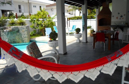 Vista Linda Casa | ¡Comodidad, seguridad y mucho ocio! Casa con piscina - Cond. Hanga Roa - Bertioga