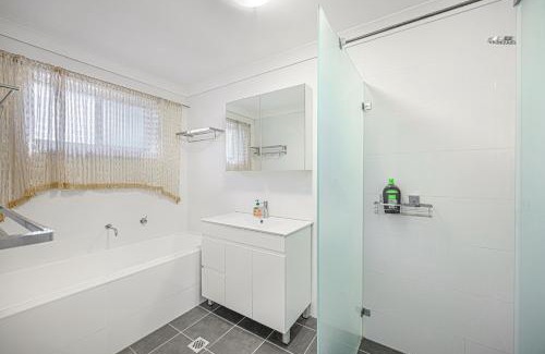 Bankstown Casa | Comfort Stay in Bankstown Free Parking