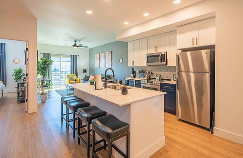 Desert View Village Condominio | Comfort Stay Near Mayo + Chauncey Ranch ⟫ Parking