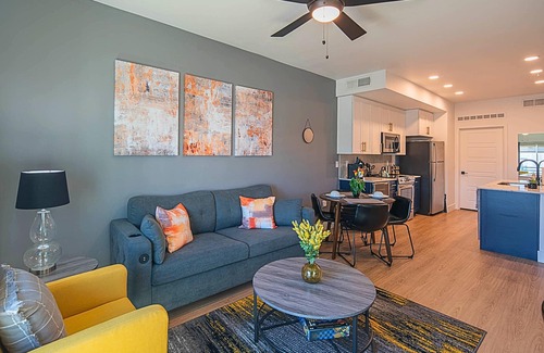 Desert View Village Condominio | Comfort Stay Near Mayo + Chauncey Ranch ⟫ Parking