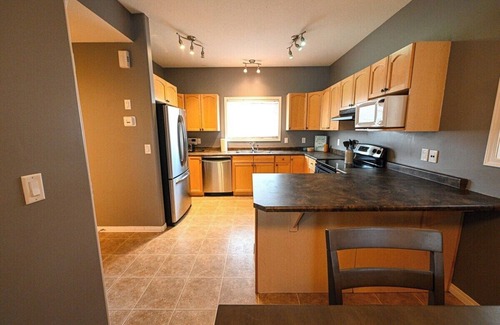 Grande Prairie Casa | Cozy Stay | WIFI | Smart TV | 3 Bed & 2.5 Bath