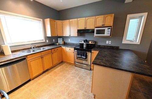 Grande Prairie Casa | Cozy Stay | WIFI | Smart TV | 3 Bed & 2.5 Bath