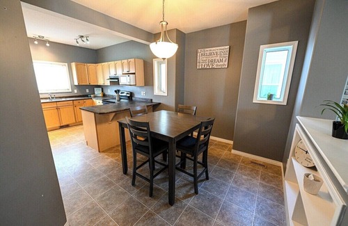 Grande Prairie Casa | Cozy Stay | WIFI | Smart TV | 3 Bed & 2.5 Bath