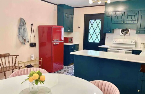 Rhinebeck Casa | Comfort & Style! 1 mile to town center w/ free bikes, huge backyard, no chores!