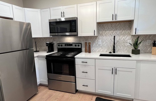 Midtown Condominio | Comfort Suite - Full suite in gated, quiet building