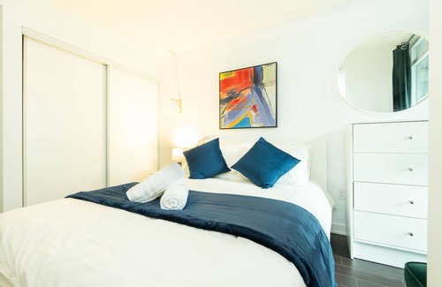 CityPlace Hotel | Comfort Suites - 10 minutes to Rogers Centre