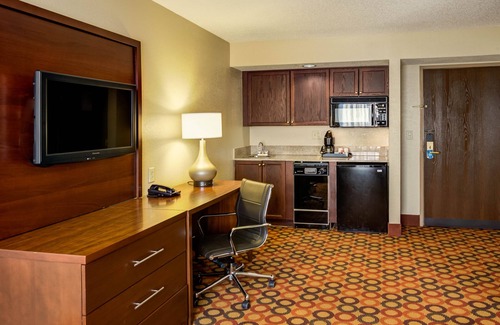 Paw Creek Hotel | Comfort Suites Airport