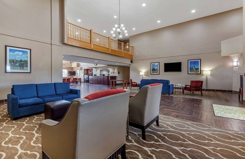 Delavan Hotel | Comfort Suites Delavan - Lake Geneva Area