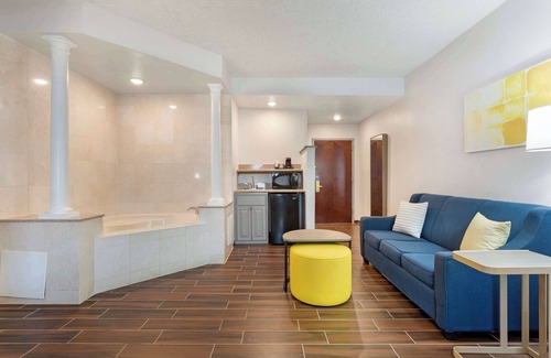 East Brunswick Hotel | Comfort Suites East Brunswick - South River