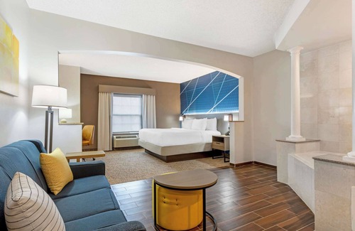 East Brunswick Hotel | Comfort Suites East Brunswick - South River